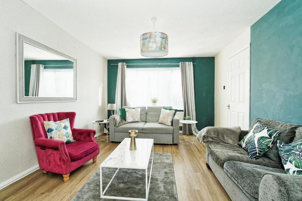 sala de estar con sofá y silla en Gema Home - Charming Canterbury Home with private parking perfect for vans en Kent