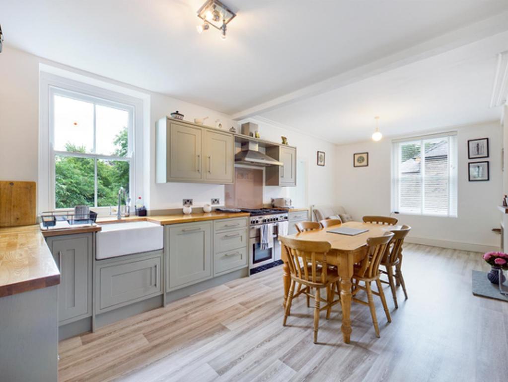 O bucătărie sau chicinetă la "Marrington" 1st Floor Apartment, Central Location, Buxton