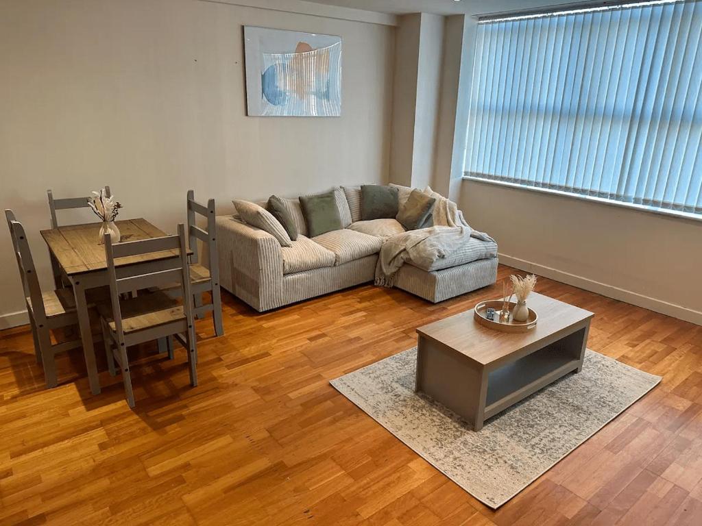 a living room with a couch and a table at Central 2 Bedroom Apartment - Fast WIFI - Near Broad Street in Birmingham