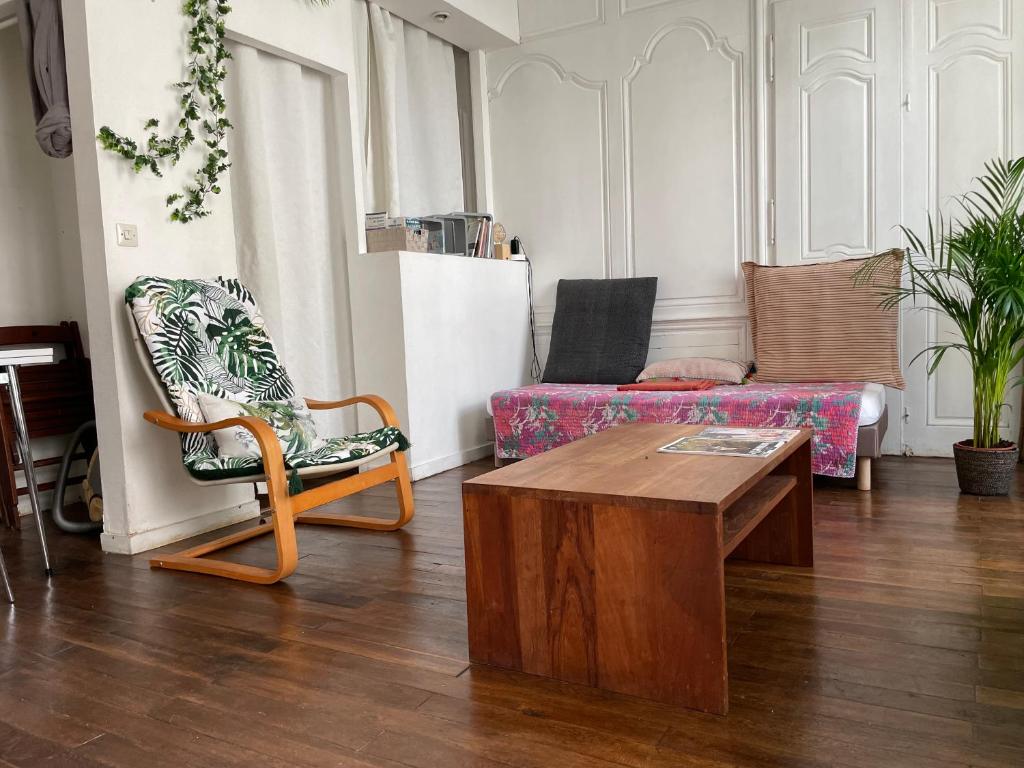 un salon avec un canapé et une table basse dans l'établissement Loft de la plage Concurrence, à La Rochelle