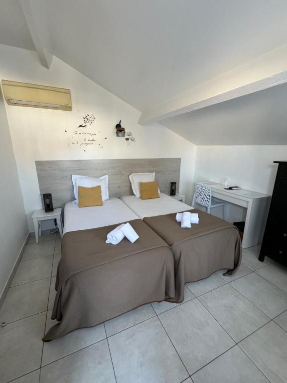 Postel nebo postele na pokoji v ubytování Hôtel Le Médiéval