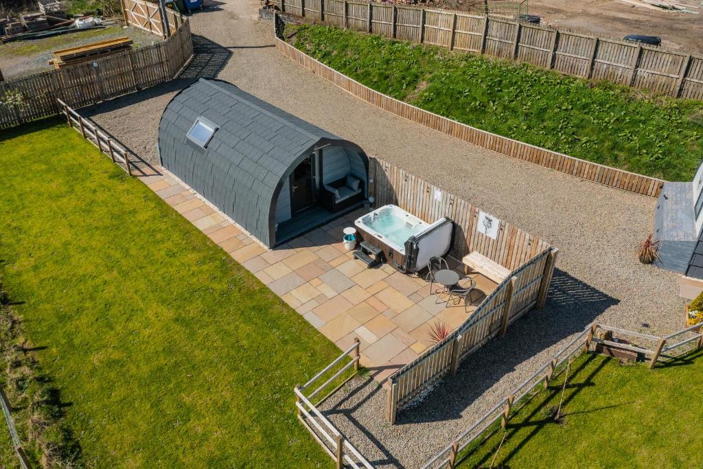 una vista aérea de una tienda en un patio en Thistle Pod at Ayrshire Rural Retreats Farm Stay Hottub Sleeps 2, en Galston