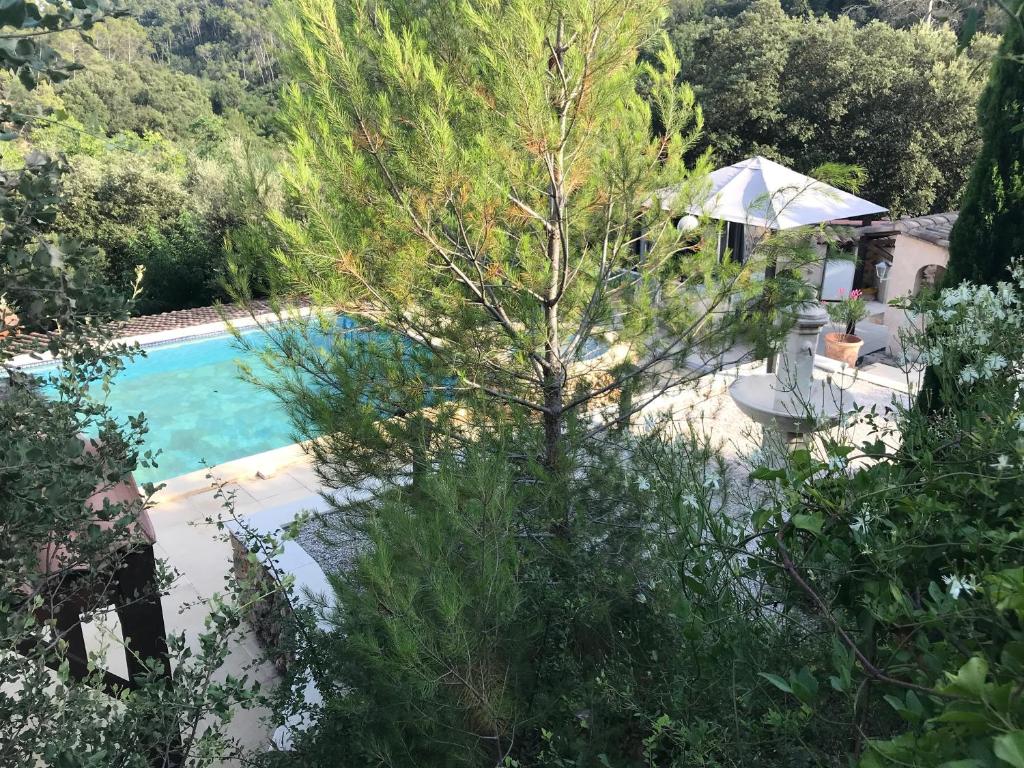 A view of the pool at Villa les chenes verts or nearby