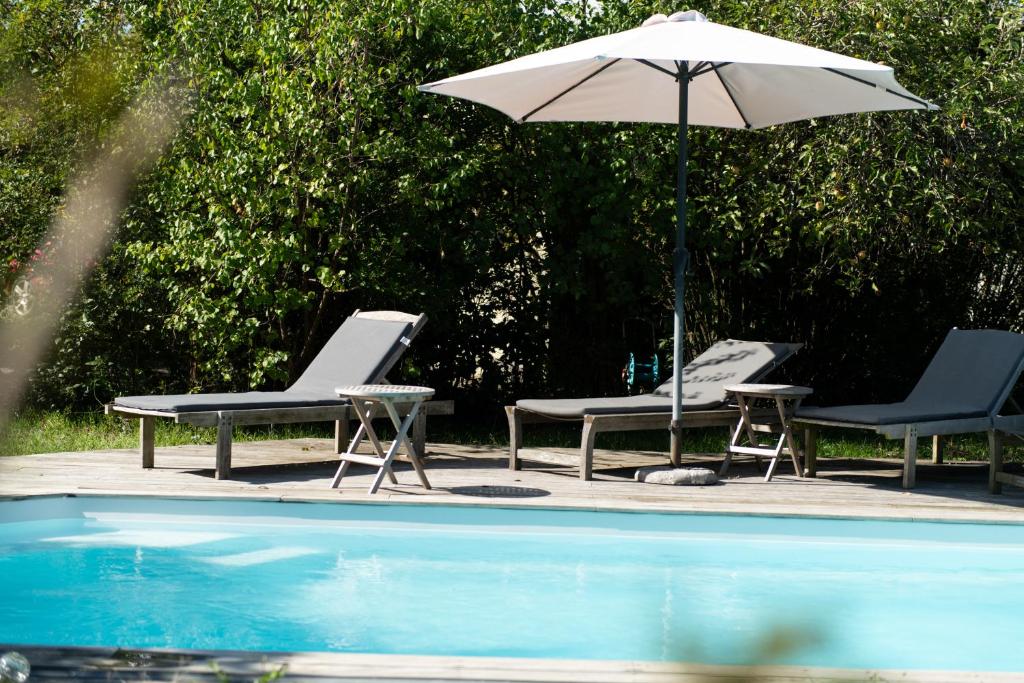 La Jolie Longère Fleurie Roulotte avec piscine et grand jardin - Chambre Double Avec Vue Sur Piscine