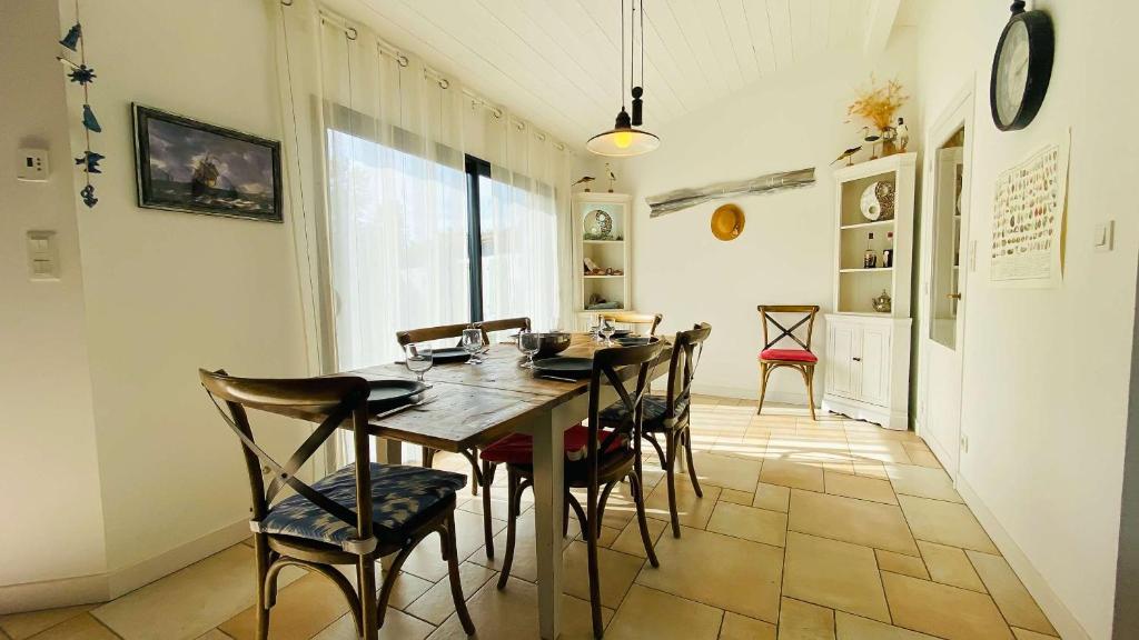 Telewizja i/lub zestaw kina domowego w obiekcie Villa à proximité de la plage et des commerces
