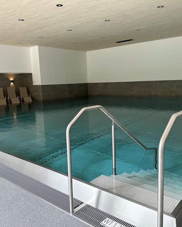 Bazén v ubytovaní Groot appartement in Aparthotel met prachtig uitzicht alebo v jeho blízkosti