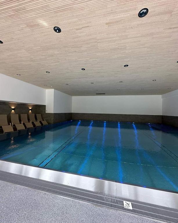 Bazén v ubytovaní Groot appartement in Aparthotel met prachtig uitzicht alebo v jeho blízkosti