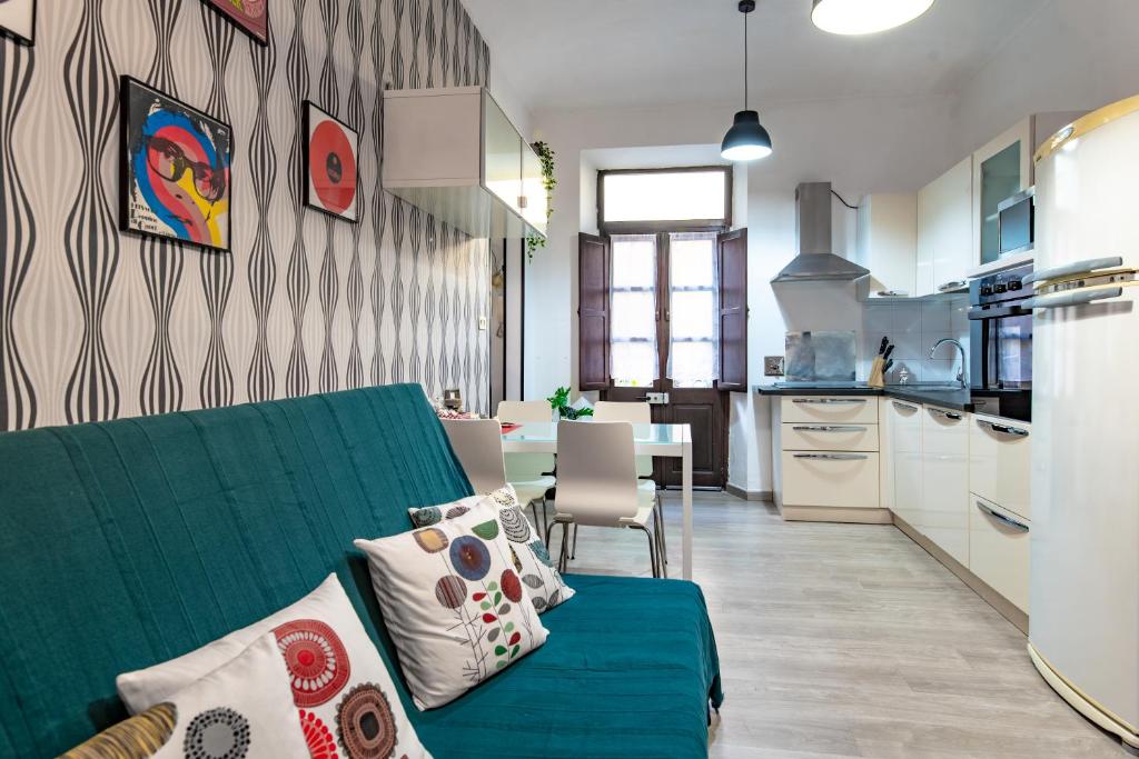 een woonkamer met een bank en een keuken bij Appartamento Lingotto in Turijn