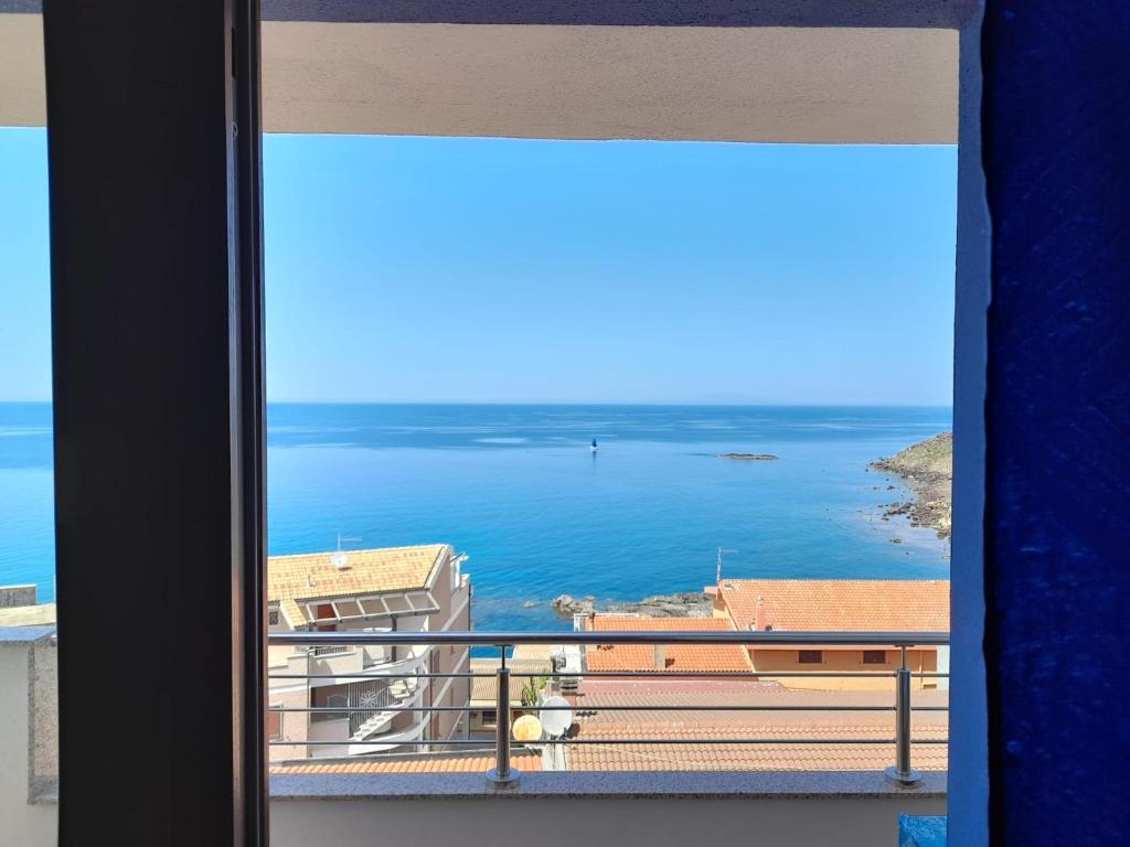 カステルサルドにあるCara a' mari IUN R6493の窓から海の景色を望めます。