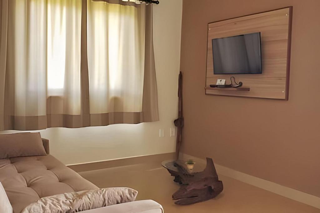 TV in/ali zabaviščno središče v nastanitvi Canto do Paraiso - Apartamento no Centro com ar condicionado