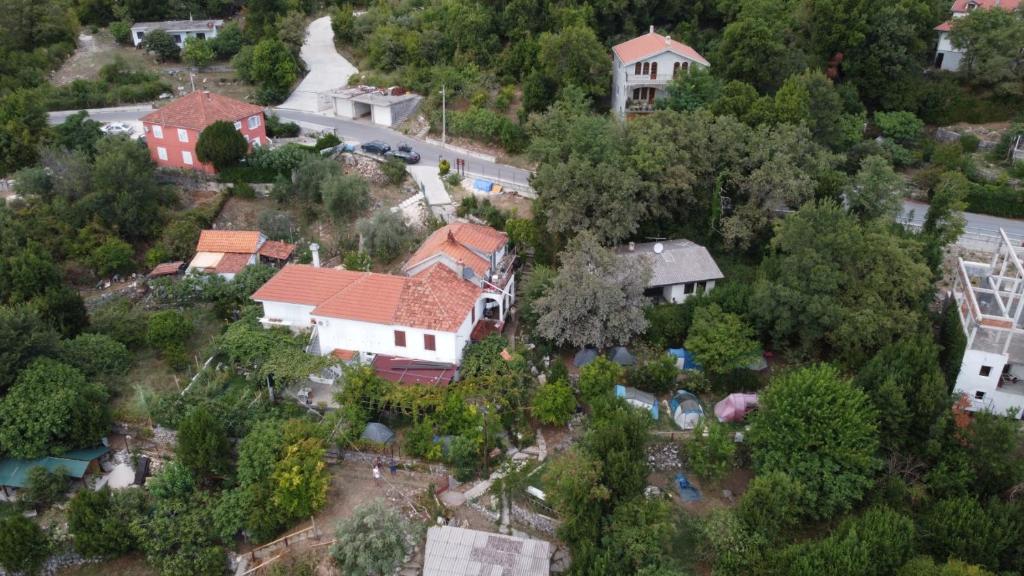 una vista aérea de una casa en un bosque en Kamp Seosko domaćinstvo Radman - Šator arpenaz 4, en Herceg-Novi