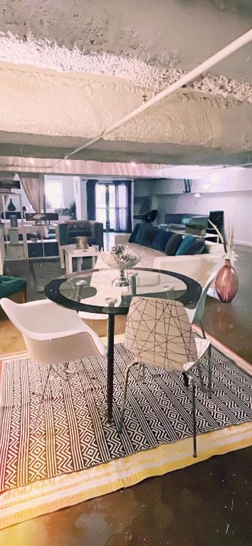 Huge Downtown LA Loft with Rooftop Pool & Jacuzzi - Two-Bedroom Apartment