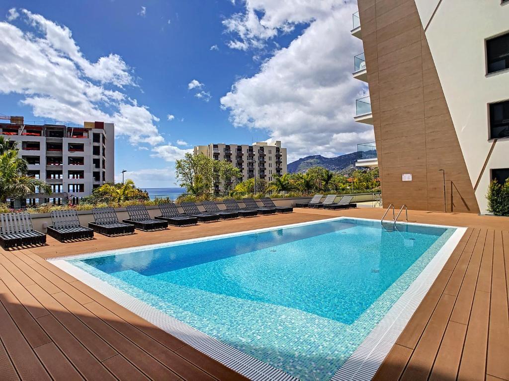 SkyView Penthouse Apartment by LovelyStay
