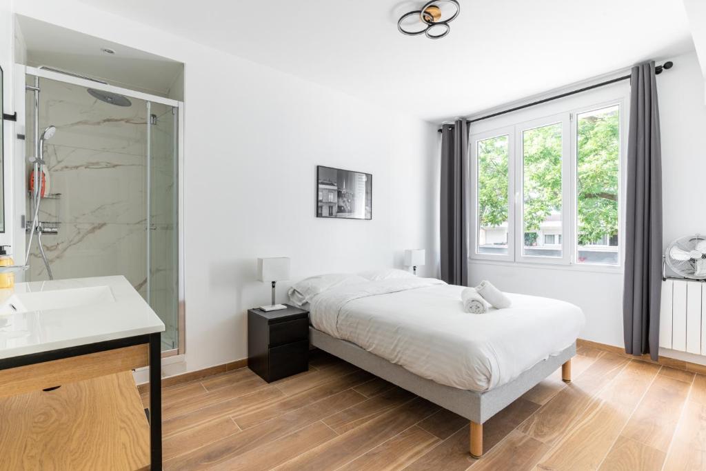 - une chambre avec un lit, une douche et un lavabo dans l'établissement Nouvel Appartement Cosy Montparnasse, à Paris