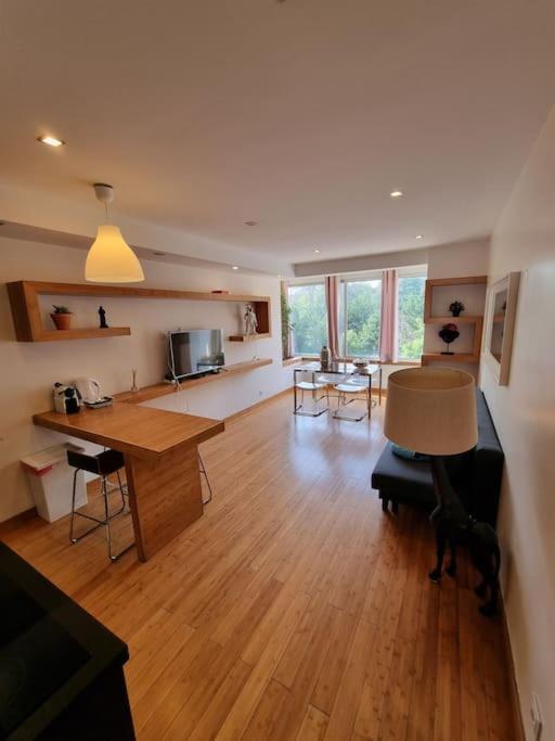 ein Wohnzimmer mit Holzboden und einem Tisch in der Unterkunft House of Zoo in Lissabon