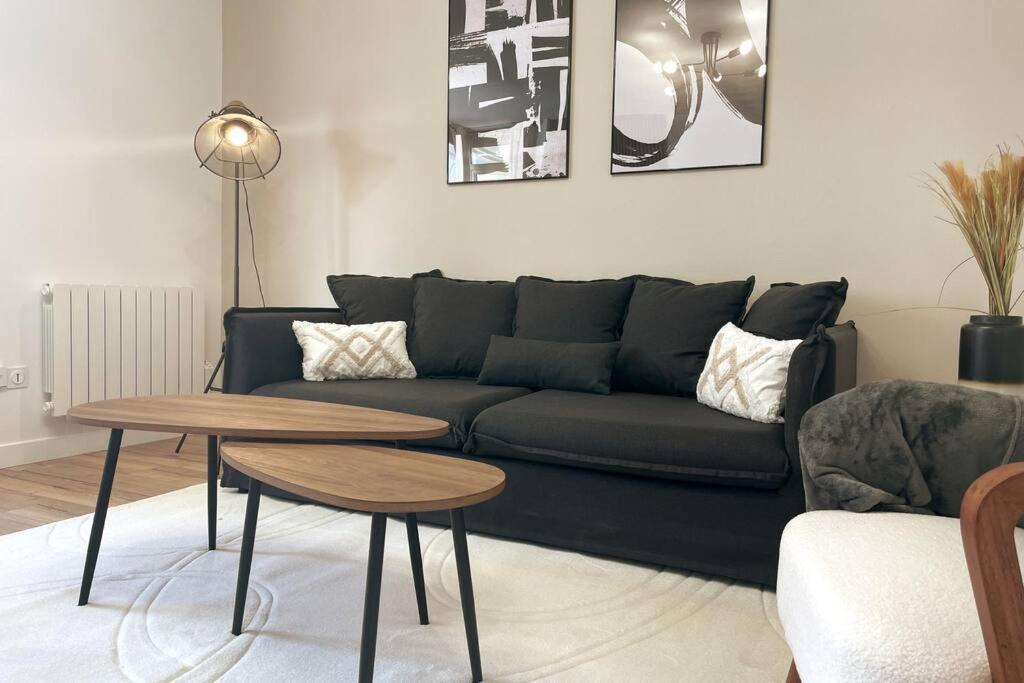 un salon avec un canapé et une table dans l'établissement Le Monochrome - Aux portes de Paris - 327B, à Levallois-Perret