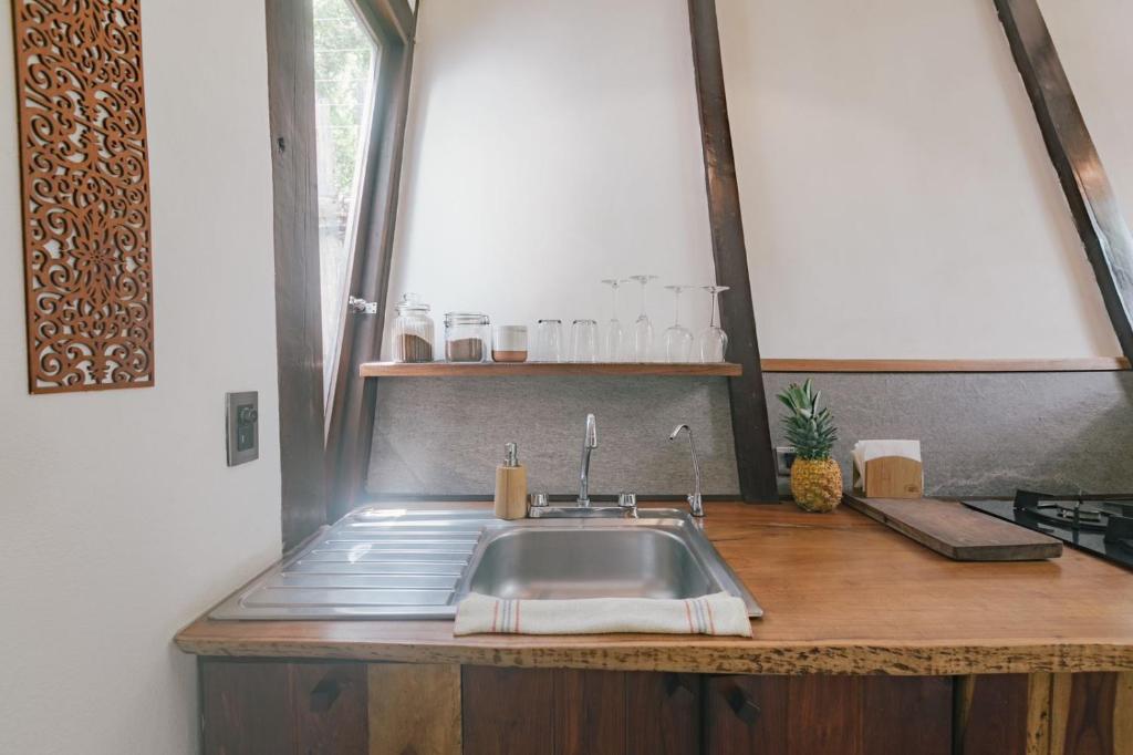 Kuchyň nebo kuchyňský kout v ubytování Nahouse Jungle Lodges
