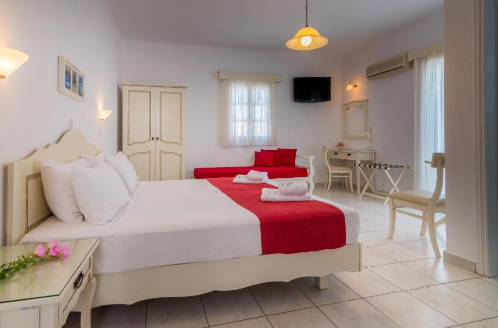 Postel nebo postele na pokoji v ubytování Aeolis Hotel