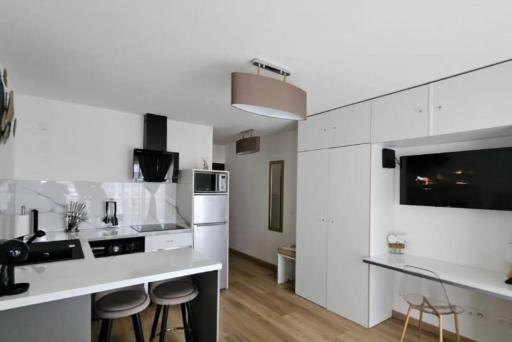 開雲的住宿－L'oiseau du paradis - moderne et élégant，白色的厨房配有柜台和凳子
