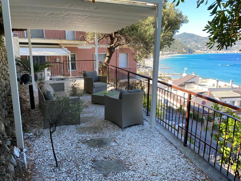 een balkon met stoelen en uitzicht op de oceaan bij Tra ulivi e mare in Laigueglia