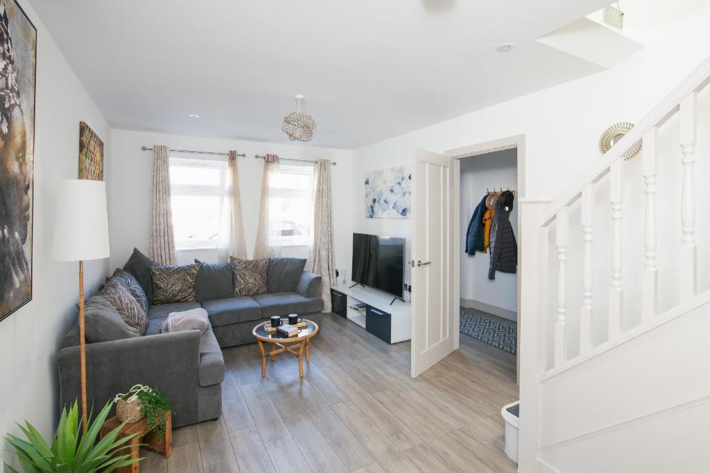 sala de estar con sofá y TV en Entire Home, 2 Bedrooms - Private with FREE PARKING in Oxford, en Oxford