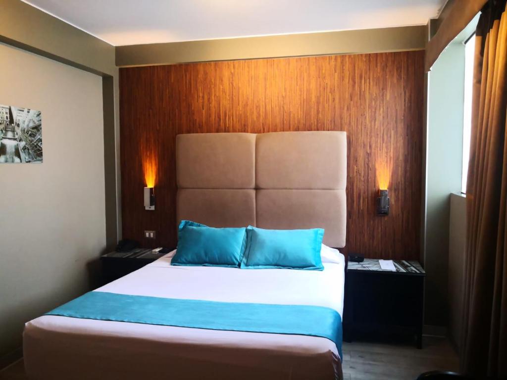 Postel nebo postele na pokoji v ubytování Hotel Las Lomas