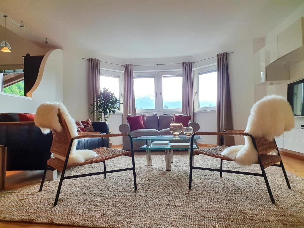 sala de estar con 2 sillas y mesa en Gruberwirt Apartment mit Blick auf die Berge GW 8, en Innsbruck