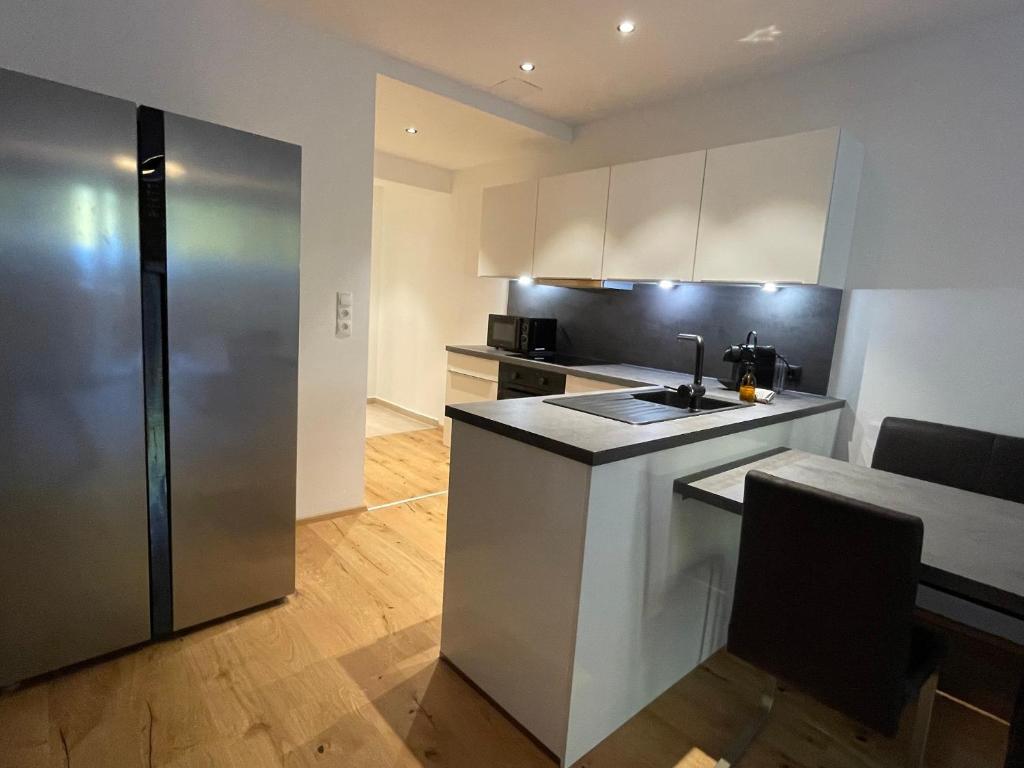 una cucina con lavandino e frigorifero di International House Sölden Apartment mit 3 Schlafzimmern ZW AP 6 a Sölden