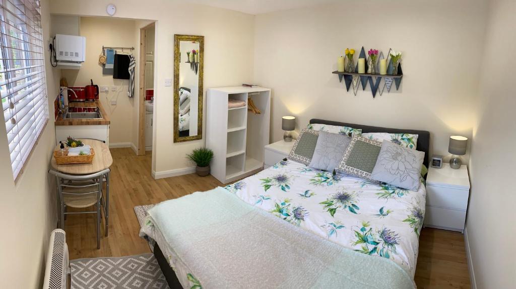a small bedroom with a bed and a bathroom at Self-Contained Double-bed Studio in Central Sherwood in Nottingham
