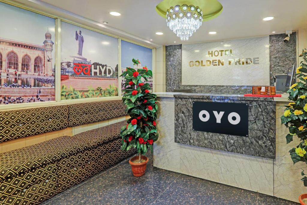 un hall d'un hôtel avec un sapin de Noël dans l'établissement OYO Hotel Golden Pride, à Shamshabad