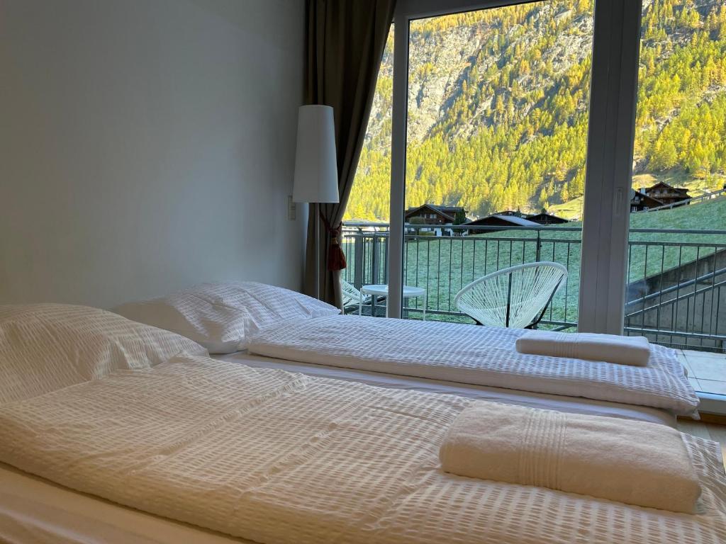 2 camas en un dormitorio con vistas a la montaña en International House Sölden Studio-Apartment ZW 6, en Sölden