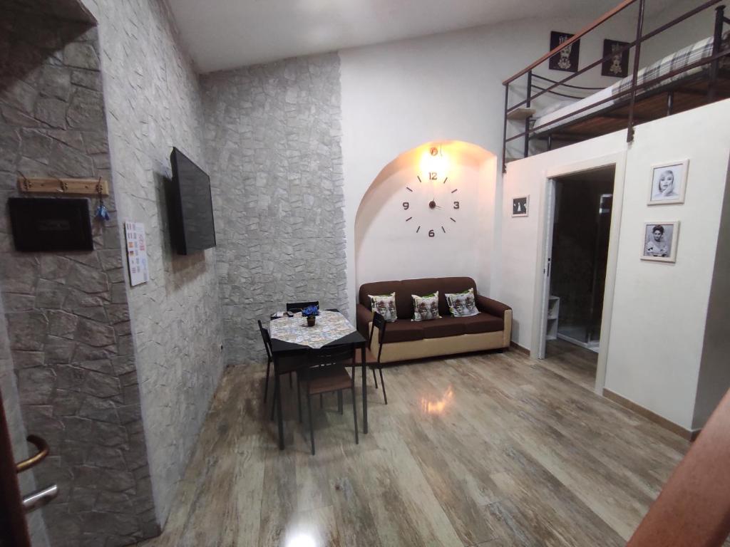 A television and/or entertainment centre at TAPIA'S ROOMS one