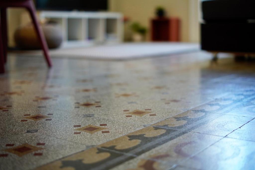 um piso de azulejo com estrelas num quarto em Palazzo Polini Apartments em Sora