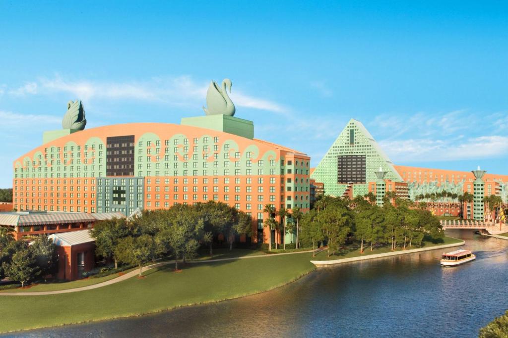 ein großes Gebäude neben einem Wasserkörper in der Unterkunft Walt Disney World Swan in Orlando