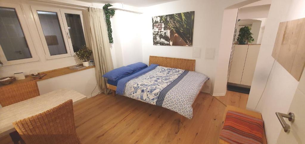 1 dormitorio con 1 cama, mesa y sillas en Stilvoll Gertrud Schlössli 1 Zi Studio, en St. Gallen