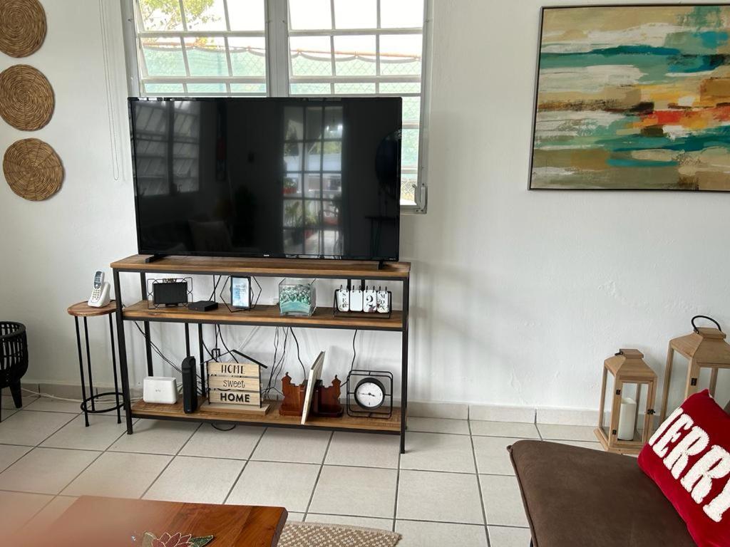 a living room with a television on a shelf at Casa Centrica 