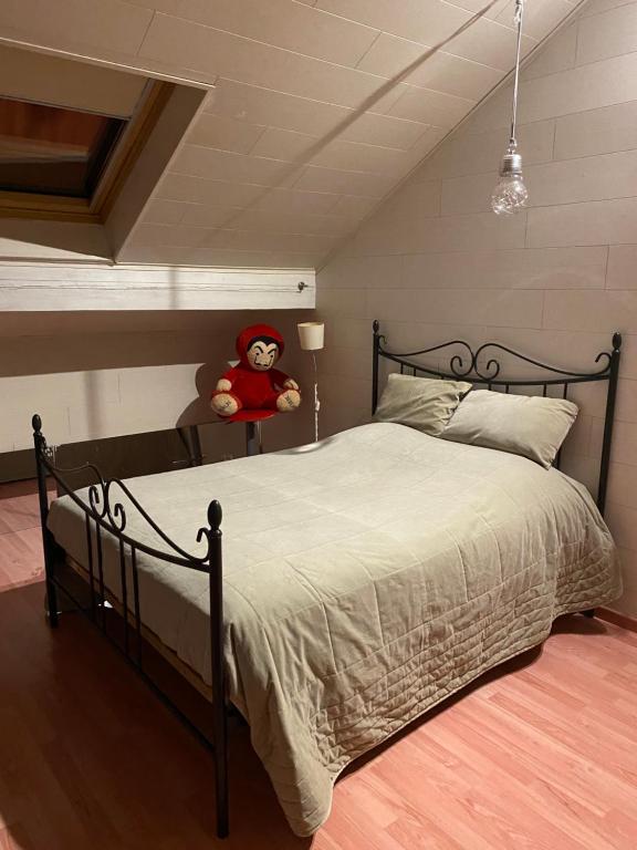 sypialnia z łóżkiem z pluszowym misiem w obiekcie ROBERT Aline 
