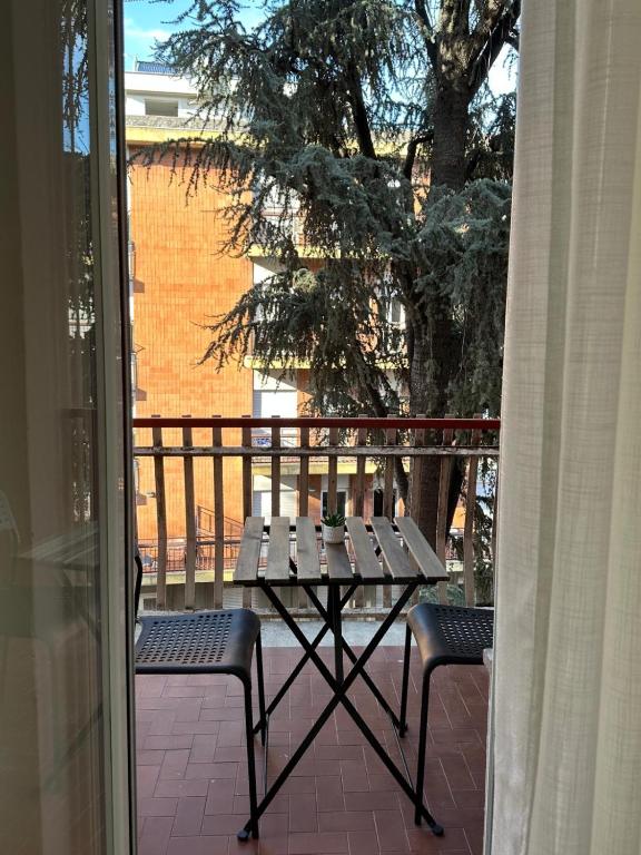 a picnic table and two chairs on a balcony at The Roman Guesthouse in Rome