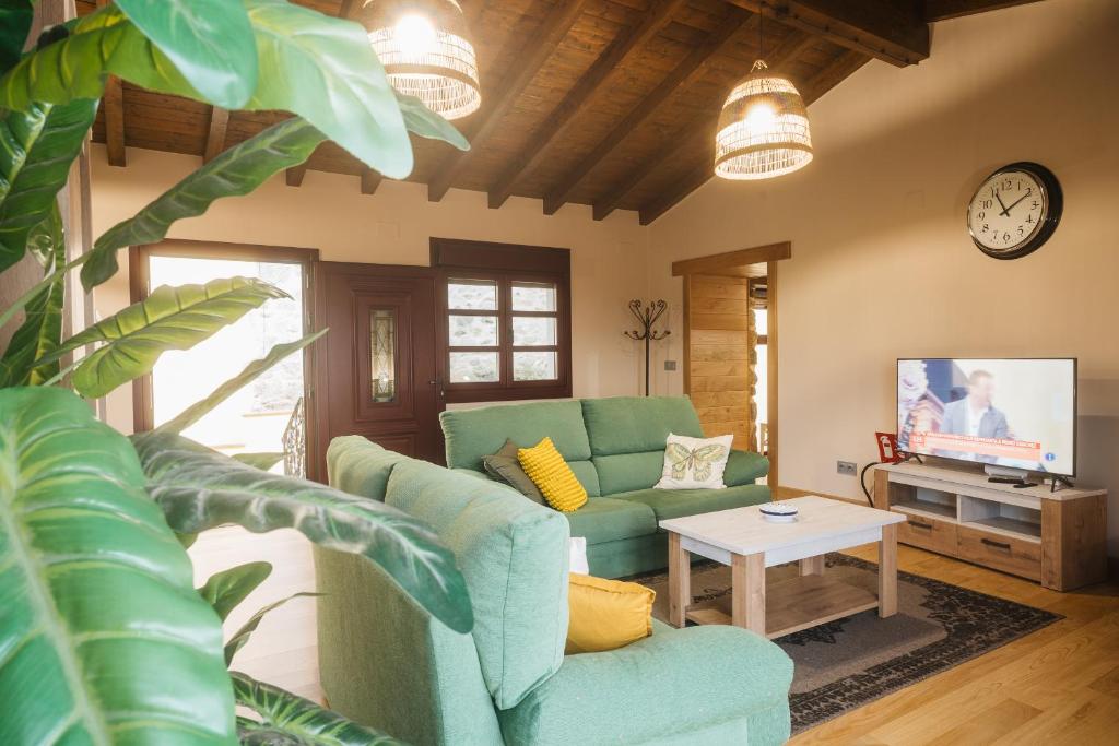 un soggiorno con divano e TV di Casa Sancristán. a Sober