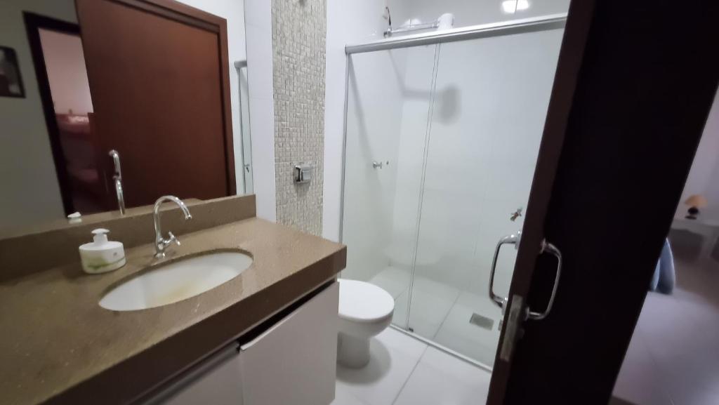 Sobrado privativo com suite في سينوب: حمام مع حوض ودش ومرحاض