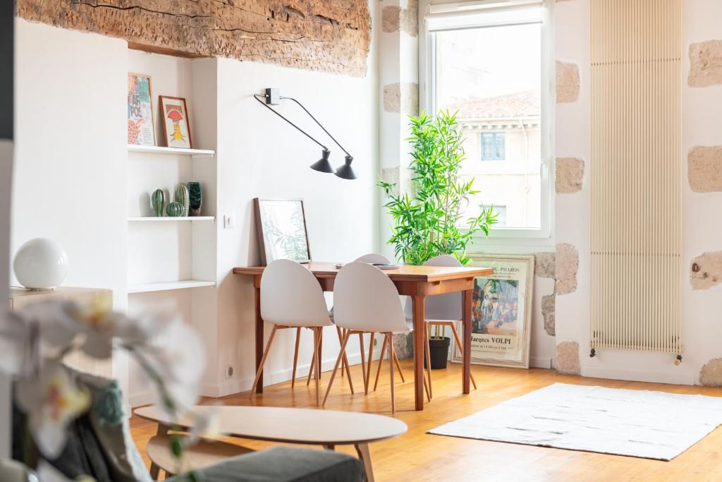 une salle à manger avec une table et des chaises dans l'établissement La Merveille du Port - Spacieux & Lumineux - Les Frères de la Loc', à Marseille