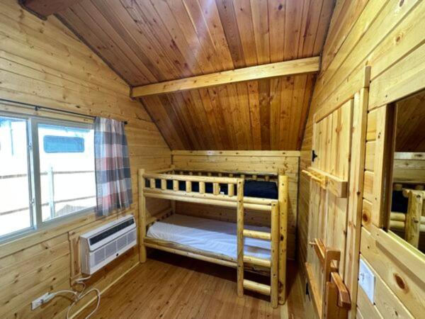 Postel nebo postele na pokoji v ubytování Zion Canyon Cabins