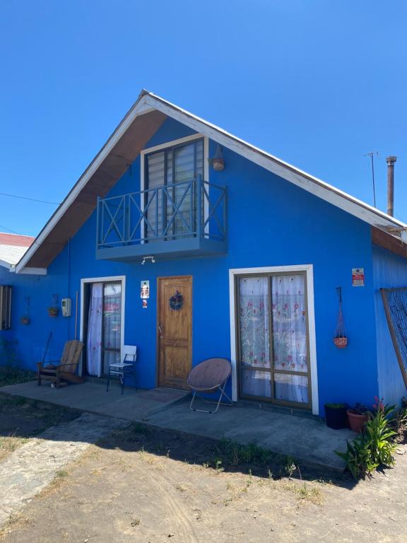 een blauw huis met een balkon bij Casa Mía Blue 2 in Chillán