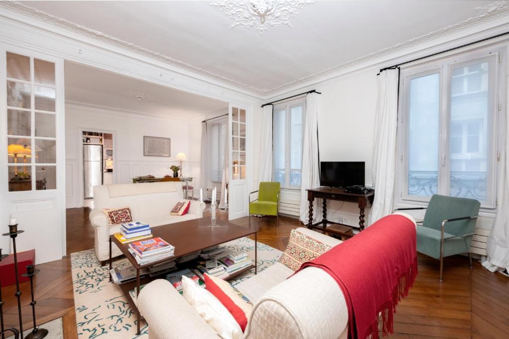 un salon avec un canapé et une table dans l'établissement Veeve - Mindful Enlightenment, à Paris