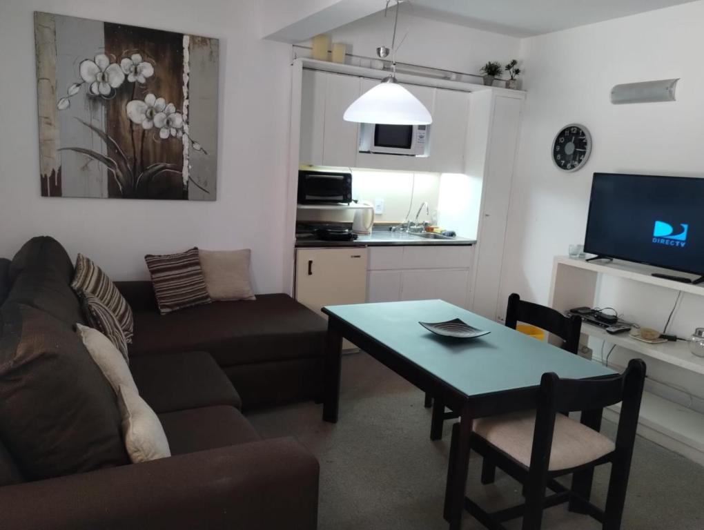 ein Wohnzimmer mit einem Sofa und einem Tisch in der Unterkunft Altos Penitentes Lomas Blancas, dúplex in Uspallata