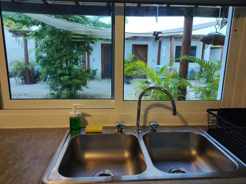 - un évier de cuisine devant une fenêtre dans l'établissement Blue Mahahual, à Mahahual