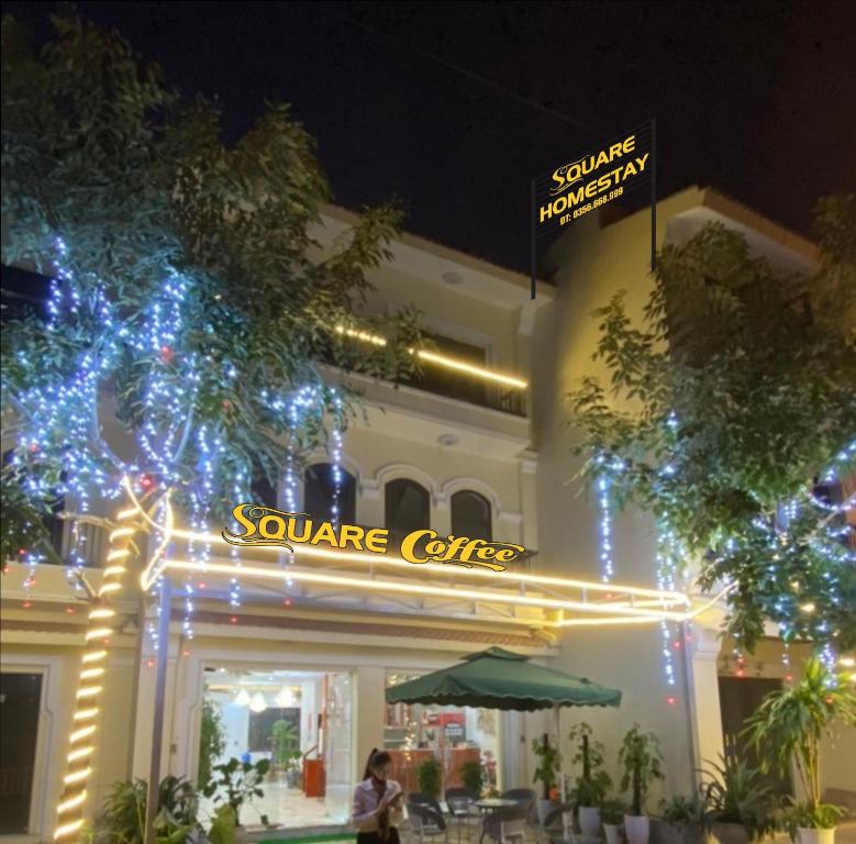 un bar quadrato con luci di Natale di fronte a un edificio di square Homestay & coffee a Bắc Hà