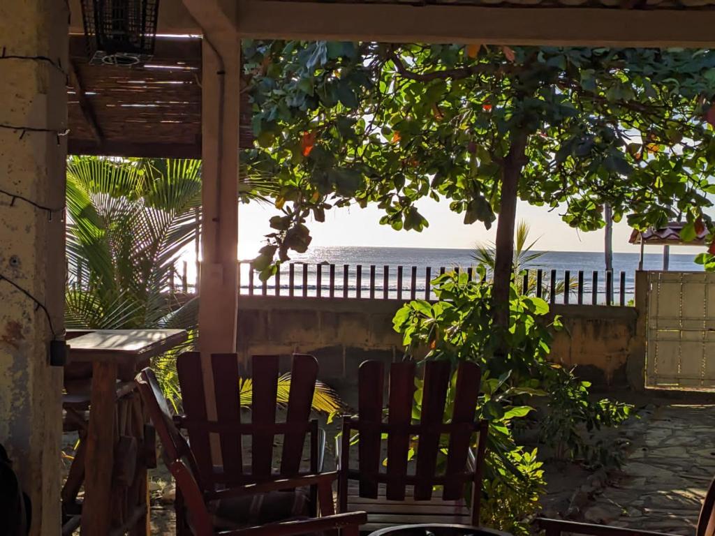 een uitzicht op de oceaan vanaf de veranda van een huis bij Casa de playa de Solano in Transito