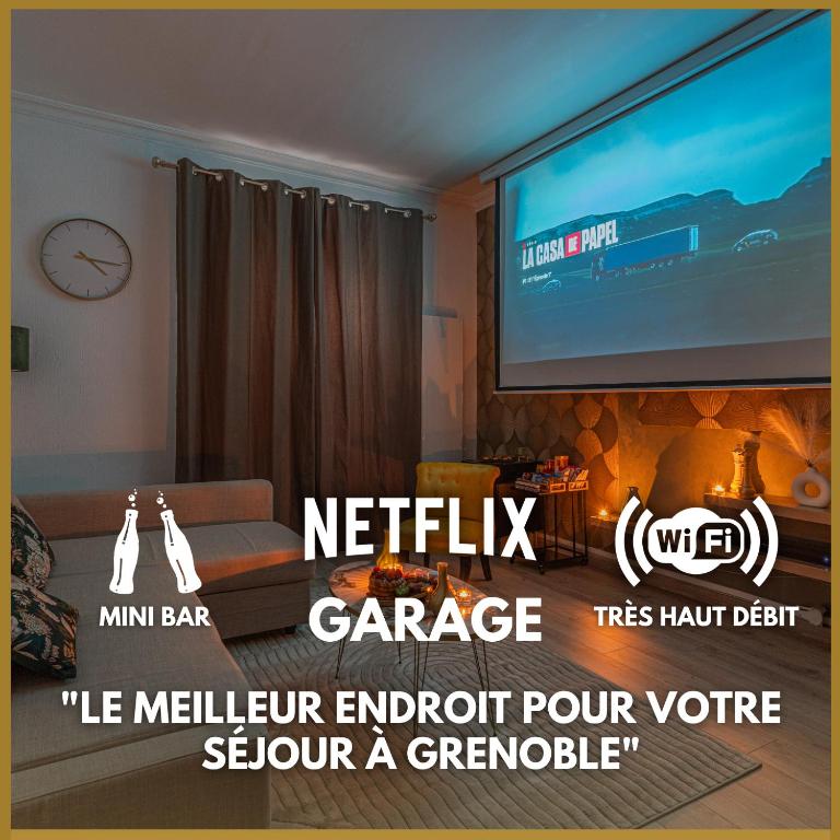 un salon avec une télévision à écran plat sur un mur dans l'établissement Luxury Cinephile - Netflix - 2 Balcons - Garage Privé - Minibar, à Grenoble