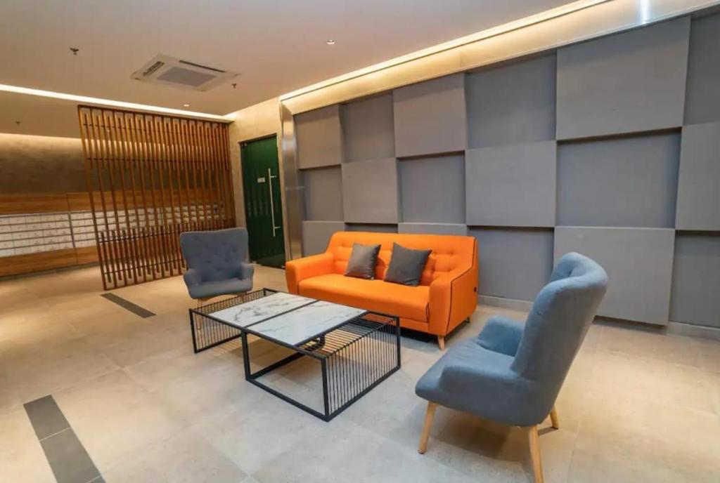 Posezení v ubytování Hotspring 2 Room Suite @ Sunway Onsen with Theme Park View 4 to 6 pax